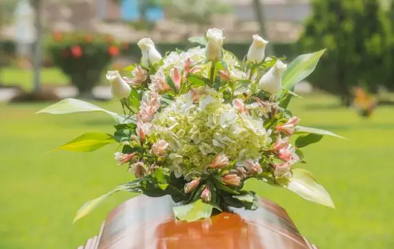 arreglo-floral-ataud.webp